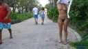 【해외 노출】브래지어 없는 T백으로 거리를 걷는 아름다운 엉덩이 언니